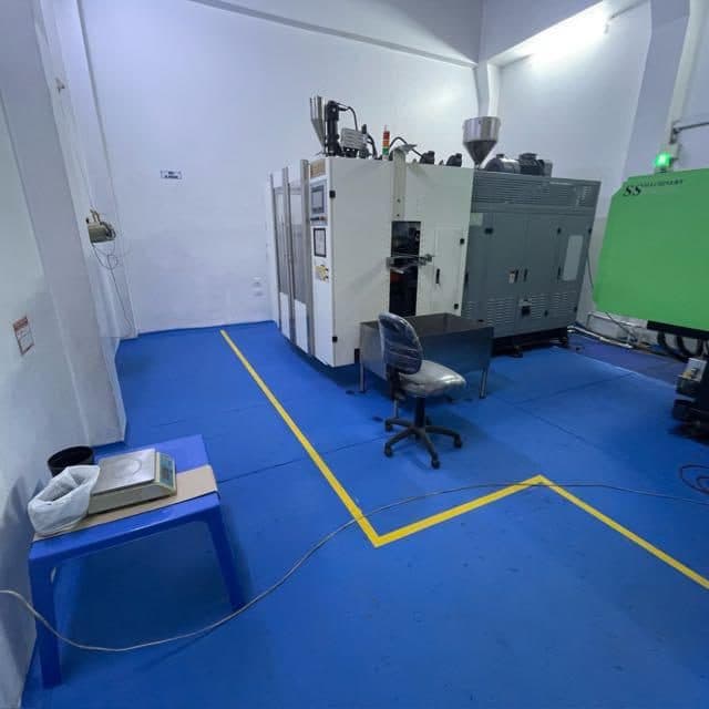 Interior de la planta de Rimiplast con las máquinas de inyección