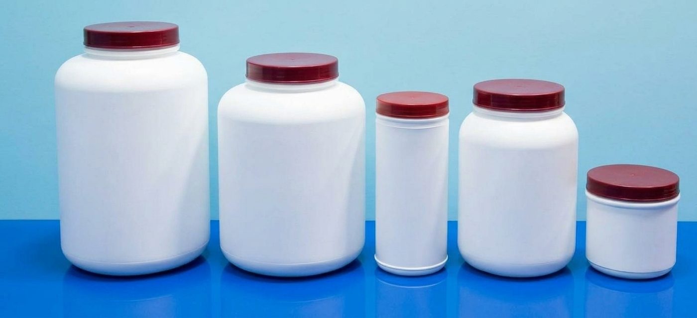 Cinco tarros plásticos de boca ancha en varias capacidades